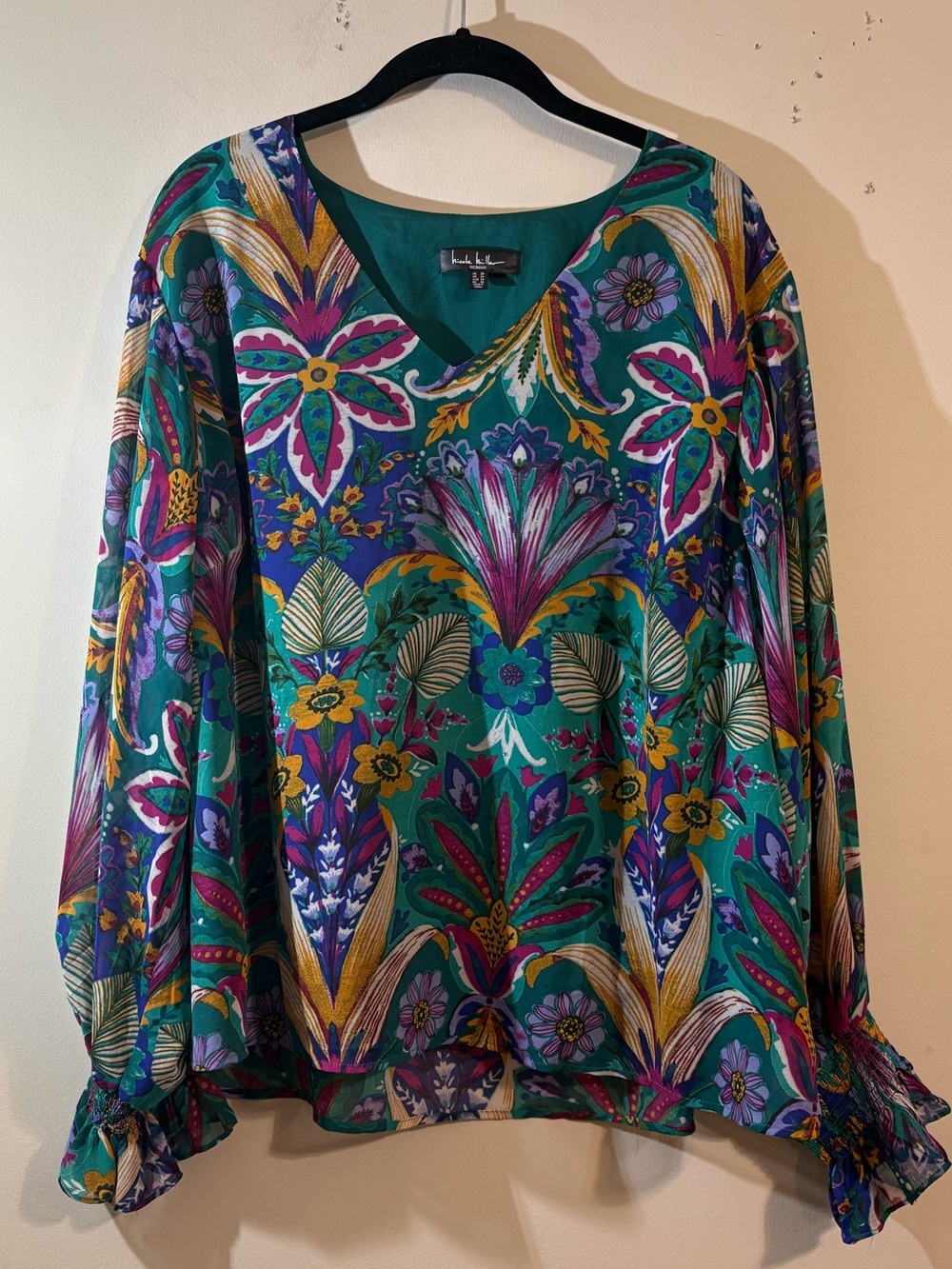 Nicole Miller blouse women’s 2X Green Floral V-neckline ruffled cuff long sleeve